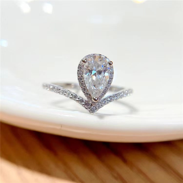 #304 1Carat Pear Moissanite V Ring S925 Sterling Silver HGE Placeted 18 karat  Gold