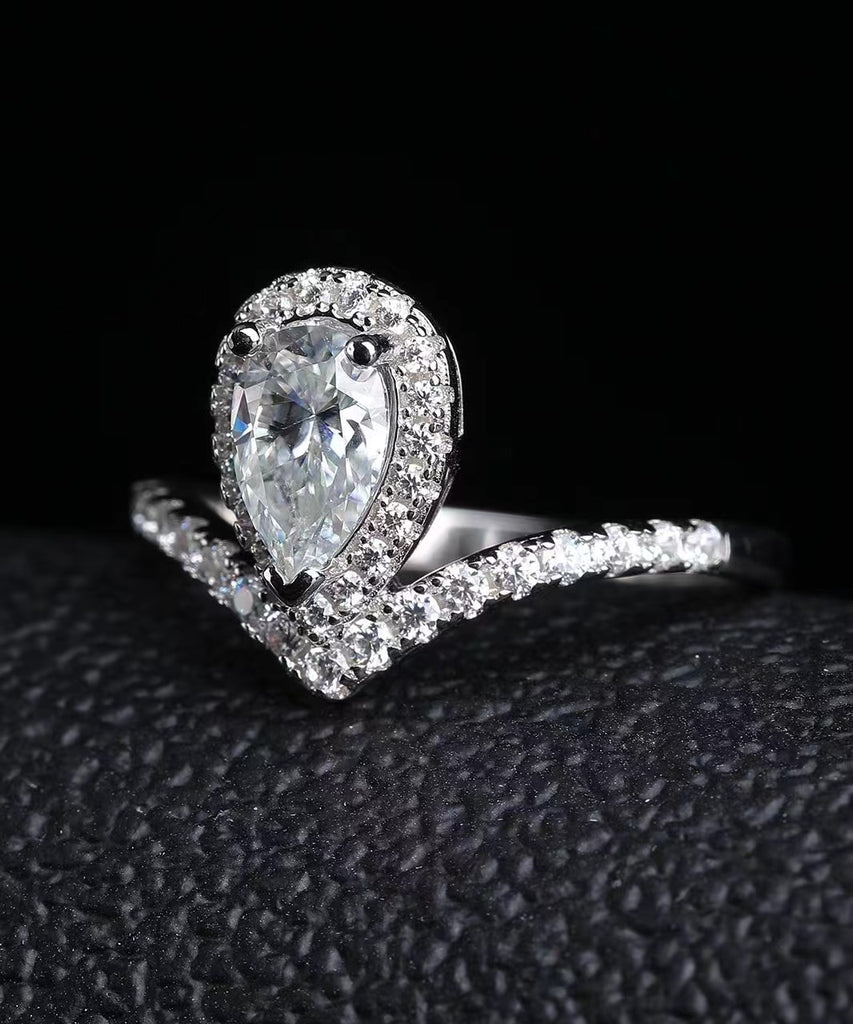 #304 1Carat Pear Moissanite V Ring S925 Sterling Silver HGE Placeted 18 karat  Gold